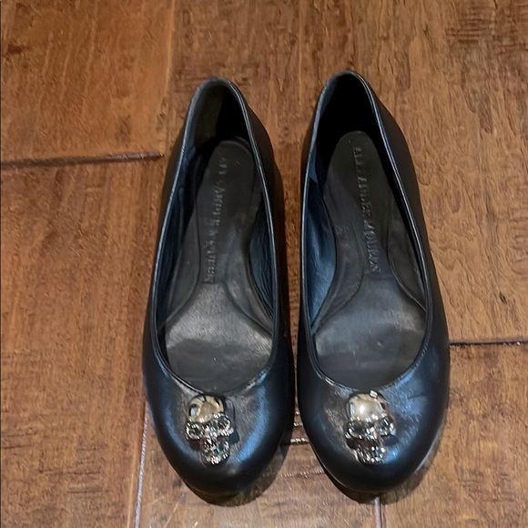 Alexander McQueen Black Loafers with Metallic Skull